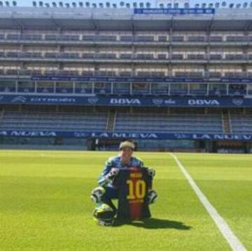 Aleix posa con la camiseta de Messi en La Bombonera.