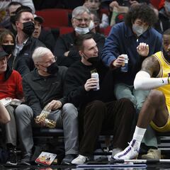 How much do courtside tickets cost for a Lakers playoff game?