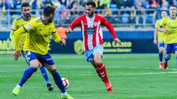 Lazo controla un bal&oacute;n durante un partido con el Lugo.