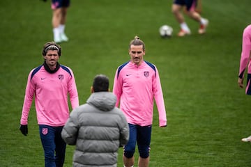 De Paul y Griezmann charlan con Simeone en la sesión previa al derbi de este martes.