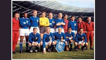Los jugadores que conformaban la selección Resto del Mundo posaron antes de comenzar el encuentro. Di Stéfano posa en la fila de abajo, junto con sus compañeros de línea atacante. También se ve a Puskas (primero de pie por la izquierda) y a Gento (el último de la fila de los jugadores agachados).