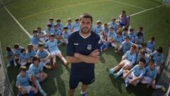 Diego Trist&aacute;n posa con los ni&ntilde;os a los que entrena en el Atl&eacute;tico Algabe&ntilde;o, club que tambi&eacute;n preside.