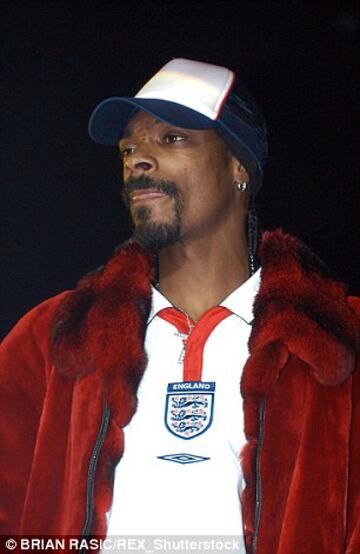 Ya es común ver a Snoop Dogg con una camiseta de algún club inglés y para continuar con la tradición faltaba la versión que portaron jugadores como Beckham, Owen y Lampard. 