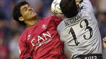 <b>LA JUGADA DE LA POLÉMCIA</B>. El australiano de Osasuna, Aloisi, se ayuda con la mano para llevarse el balón ante Notario, portero del Sevilla, en la jugada del gol de la victoria rojilla