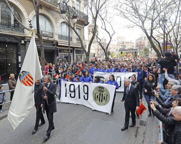 El exjugador Ricardo Arias porta la bandera del Valencia durante la Procesión Cívica