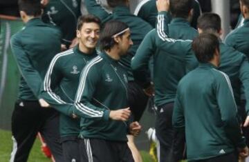 Ozil y Khedira durante el entrenamiento del Real Madrid en Dortmund previo al partido de semifinales de Champions League.