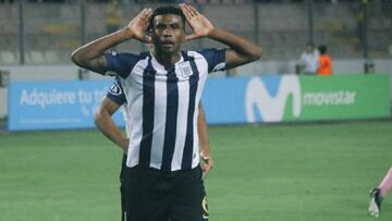 Carlos Ascues celebra un gol con Alianza Lima.