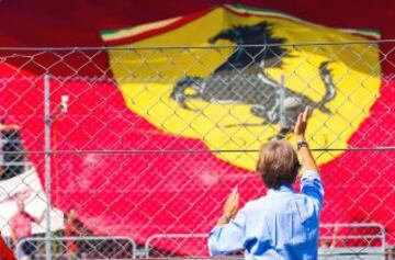 El presidente de Ferrari, Luca Cordero Di Montezemolo, saludando a los tiffosi.