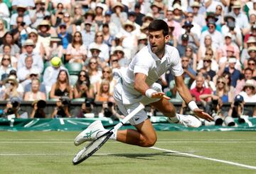 Novak Djokovic (Belgrado, Serbia, 33 años), el tiburón de los Balcanes, sólo se ha perdido un Grand Slam, Australia 2017, desde que se estrenó allí en 2005. Aunque no ganó, su primer triunfo lo cosechó ese mismo año en Roland Garros, contra el estadounidense Robby Ginepri. Su último triunfo fue sonado, el pasado mes de enero ante Dominic Thiem en la final de Melbourne. Fue su 17º gran título. Tiene entre ceja y ceja ser el más grande, pero aún está lejos del líder…