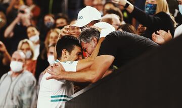 El tenista serbio Novak Djokovic levanta su 18º Grand Slam y su 9 Open de Australia al imponerse al ruso Daniil Medvédev en tres sets (7-5, 6-2 y 6-2) en la final del Gran Slam.