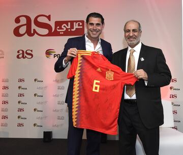 Fernando Hierro (Director Deportivo de la RFEF) entrega una camiseta de la selección española a Abdul Latif Bin Abdullah Al Mahmoud (CEO de Dar Al Sharq).