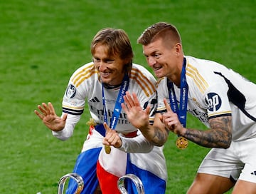 Modric y Kroos celebran juntos el ttulo.