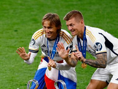 Modric y Kroos celebran juntos el título.