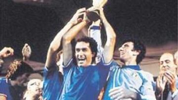 <b>CAMPEONES. </b>Los italianos Dino Zoff y Gentile levantan la Copa del Mundo en el estadio Bernabéu. Arriba, El Rey Juan Carlos, saluda a Sandro Pertini, presidente de Italia, y Rossi marca un gol.