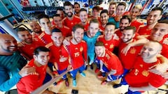 Los jugadores de la Selecci&oacute;n con la nueva equipaci&oacute;n. 