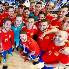 Foto oficial de la Selección más ‘selfie’ con la camiseta polémica