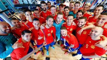 La Selección promociona la camiseta del lío en un selfie