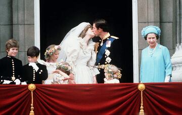 El príncipe heredero se casaba con una joven aristocrática en una boda de cuento. El príncipe Carlos se casaba con Diana Spencer en 1981. La ceremonia fue vista en todo el mundo. Del matrimonio nacieron Guillermo y Enrique.