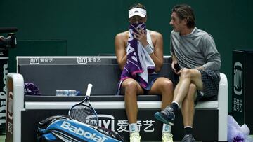 Sam Sumyk aconseja a Garbiñe Muguruza durante el partido de semifinales ante Agnieszka Radwanska en las WTA Finals de Singapur de 2015.