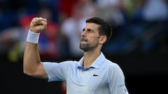 El tenista serbio Novak Djokovic of Serbia celebra su victoria ante Taylor Fritz en el Open de Australia 2024.