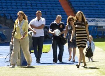 Presentación de Modric como jugador del Real Madrid junto a su esposa e hijo en 2012