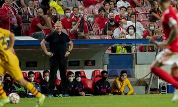 Ronald Koeman y Gerard Piqué en el banquillo.