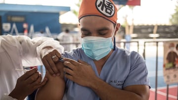 Un hombre recibe una vacuna contra la covid-19 en Ciudad de Guatemala (Guatemala). EFE/Esteban Biba/Archivo