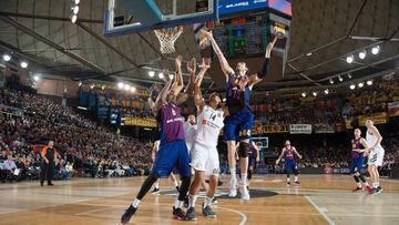 Tomic lanza por delante de Ayón.