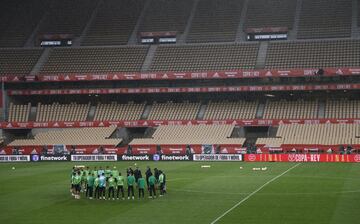 Entrenamiento del Betis. Charla de Manuel Pelligrini con el grupo de jugadores.