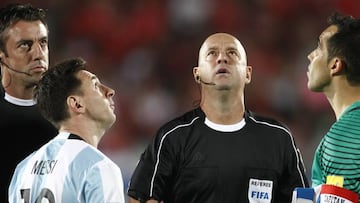 El jugador de la seleccion argentina, Lionel Messi, izquierda, y Claudio Bravo de Chile