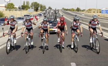 El estadounidense Chris Horner (Radioshack) (4 izda), virtual vencedor de la Vuelta 2013 junto con su equipo brinda con champán tras la salida de la última etapa de la Vuelta