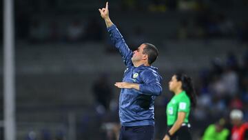 Andre Soares Jardine head coach of America during the Semi-Final first leg match between Cruz Azul and America as part of the Liga BBVA MX, Torneo Clausura 2025 at Olimpico Universitario Stadium on May 15, 2025 in Mexico City, Mexico.