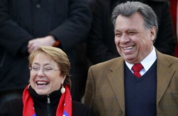 Michelle Bachelet, presidenta de Chile, y el exfutbolista Elias Figueroa.