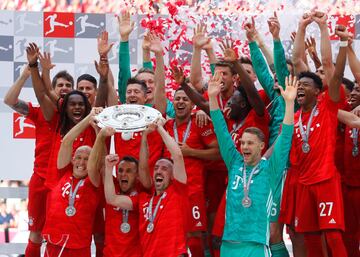 Franck Ribery, Arjen Robben y Rafinha levantando la ensaladera que le proclama al Bayern de Múnich como campeón de la Bundesliga por séptima vez seguida. 