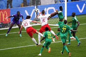 Grzegorz Krychowiak ganó en el juego aéreo para poner el 1-2.