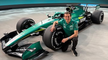 Pedro de la Rosa, junto al Aston Martin AMR26 en Arabia Saudí.