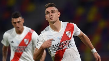 Santos Borré en un partido de River Plate