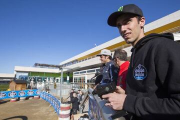 Álex Rins, hace unas semanas en Madrid en un evento junto a Carlos Sainz.