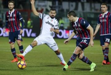 Tom芍s Rinc車n en un partido de la Juventus ante el Crotone.