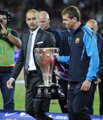 Tito y Guardiola con la Copa de la Liga de 2011.