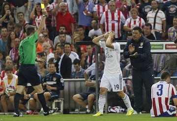 Fern&aacute;ndez Borbal&aacute;n muestra a Modric una de las dos amarillas que vio contra el Atl&eacute;tico en la vuelta de la Supercopa de Espa&ntilde;a de 2014.