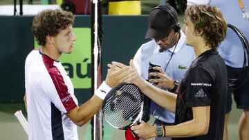 Alexander Zverev saluda a Pablo Carreño tras la disputa del partido.