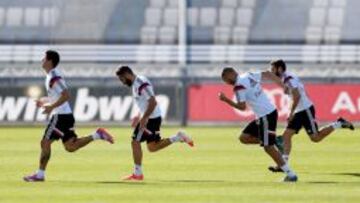 James, Carvajal, Benzema y Nacho, durante el entreno.