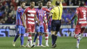 El árbitro muestra la tarjeta roja a El Arabi