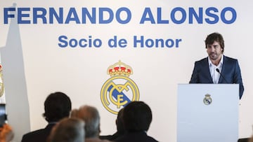 Fernando Alonso en el palco de honor del Santiago Bernabéu en su reconocimiento como socio de honor del Real Madrid.