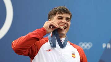 Tremendo el logro del joven piragüista español. Pau Echaniz ganó el bronce y la quinta medalla española. Bajando el primero de la final, sin referencias y a tope logró un registro fantástico. Sólo el italiano De Gennaro y el francés Castryck pudieron superarle.