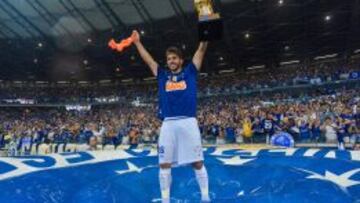 Lucas Silva celebra el Brasileirao conseguido con el Cruzeiro