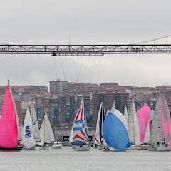 Cerca de 70 barcos vuelven a navegar bajo el Puente Colgante en la Regata del Gallo