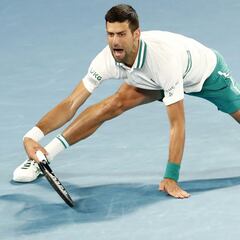 Djokovic sobrevive, pero está tocado y le espera Zverev