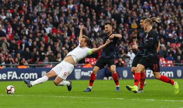 El delantero inglés Harry Kane marca el 2-1 a Croacia.